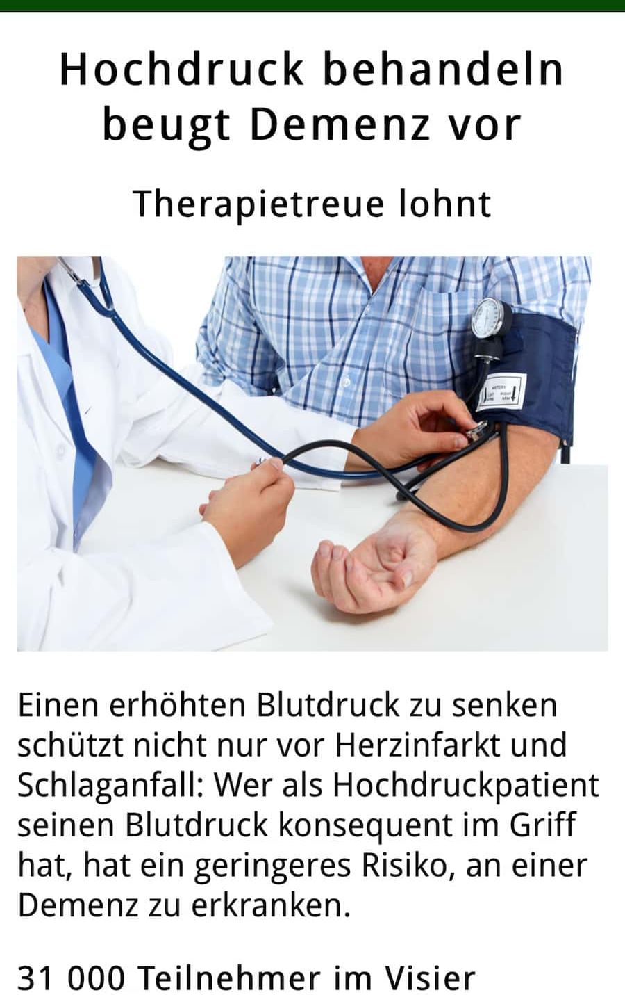 Patient in kariertem Hemd bekommt mit Blutdruckmanschette von Arzt seinen Blutdruck gemessen