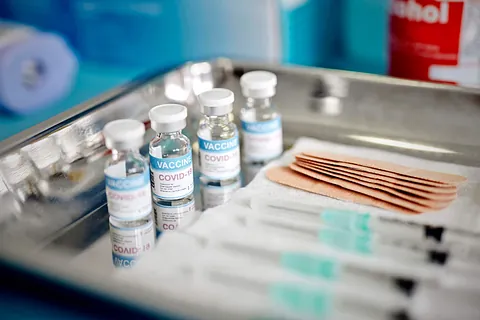 Impfstoffe gegen das Coronavirus in Behältern