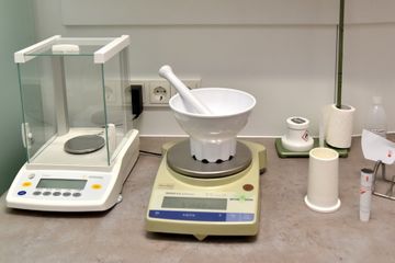 In der Hildegardis Apotheke in Trier: Waage, Schale mit Mörser und weitere Utensilien um Medikamente und Salben herzustellen.