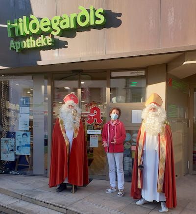 Foto der Spendenaktion der H-Apotheke Trier zum Nikolaus.