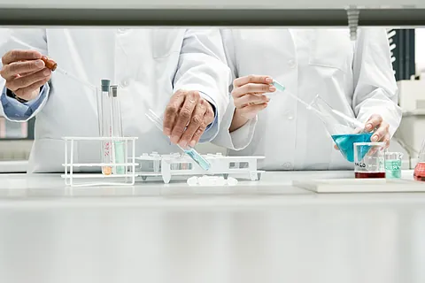 Wissenschaftler, die Experimente durchführen