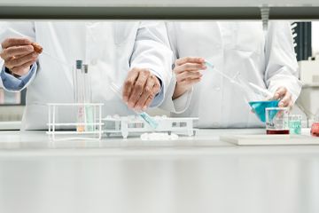 Wissenschaftler, die Experimente durchführen